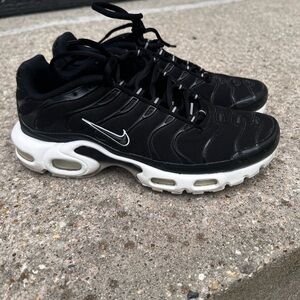 Nike Women's Black and White Sneakers